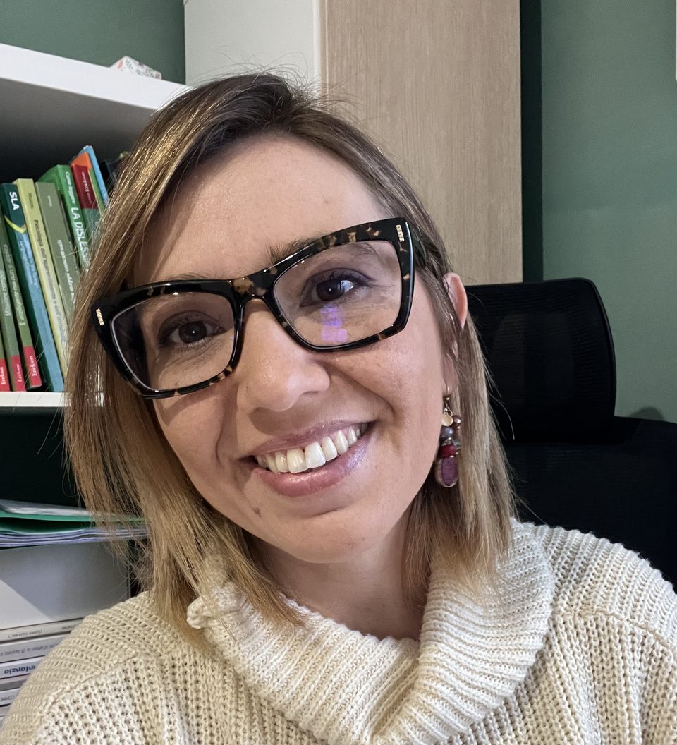 Anna Costanzino nel suo studio, davanti alla libreria